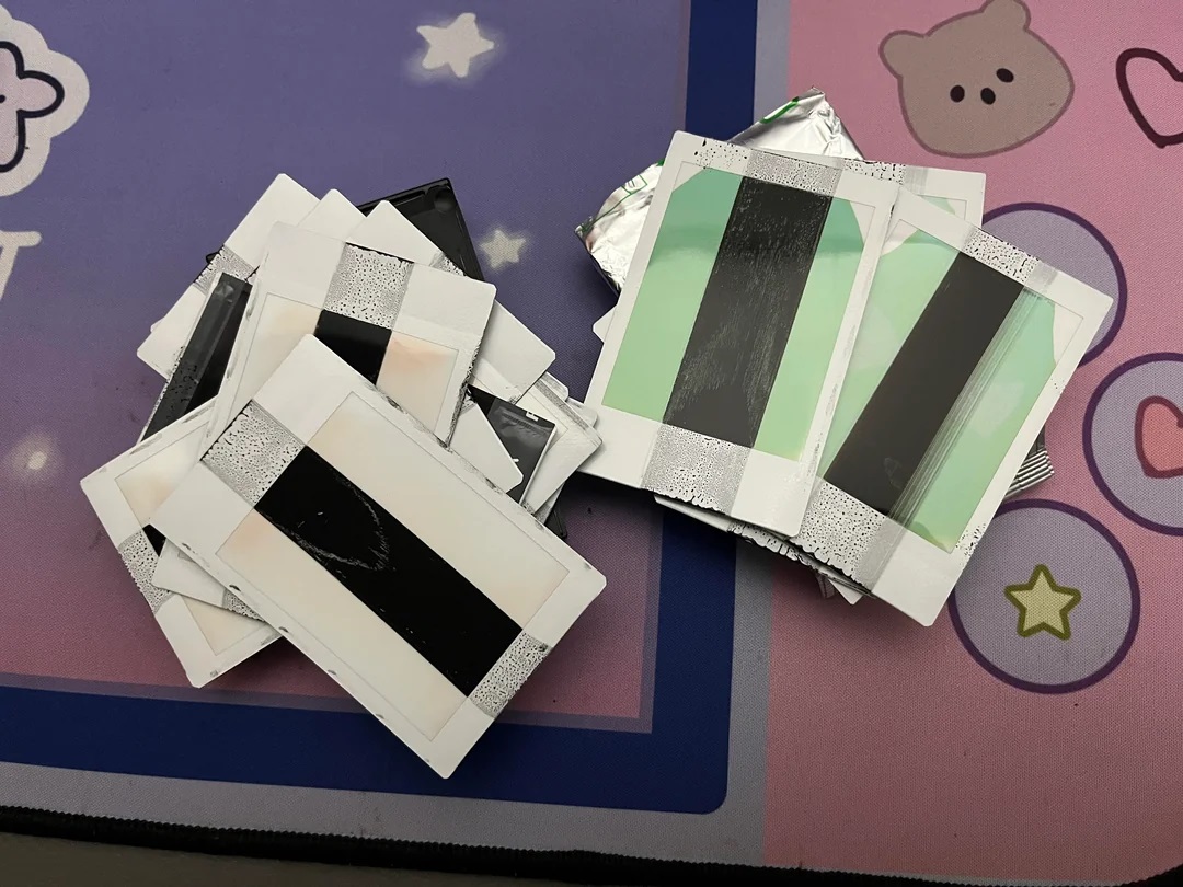 Отпечатки Instax Mini с пятнами чернил