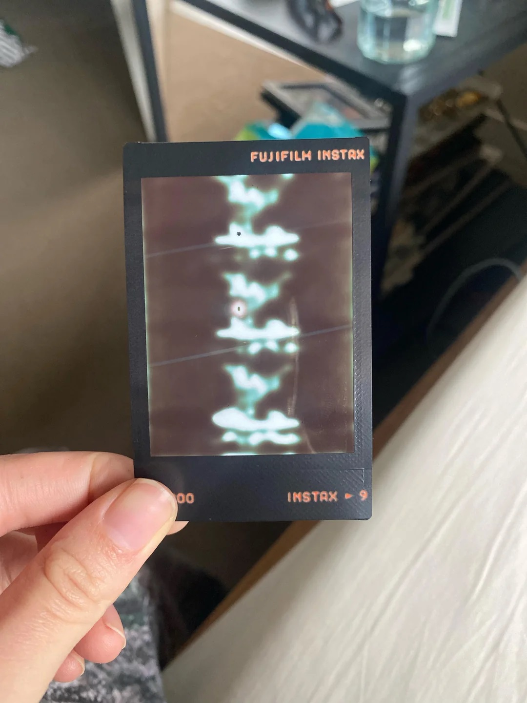 Фото Instax с дефектом проявления при выходе снимка