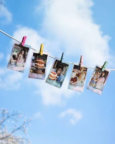 Знімок instax mini з пастельною космічною рамкою із хмарами та зірками